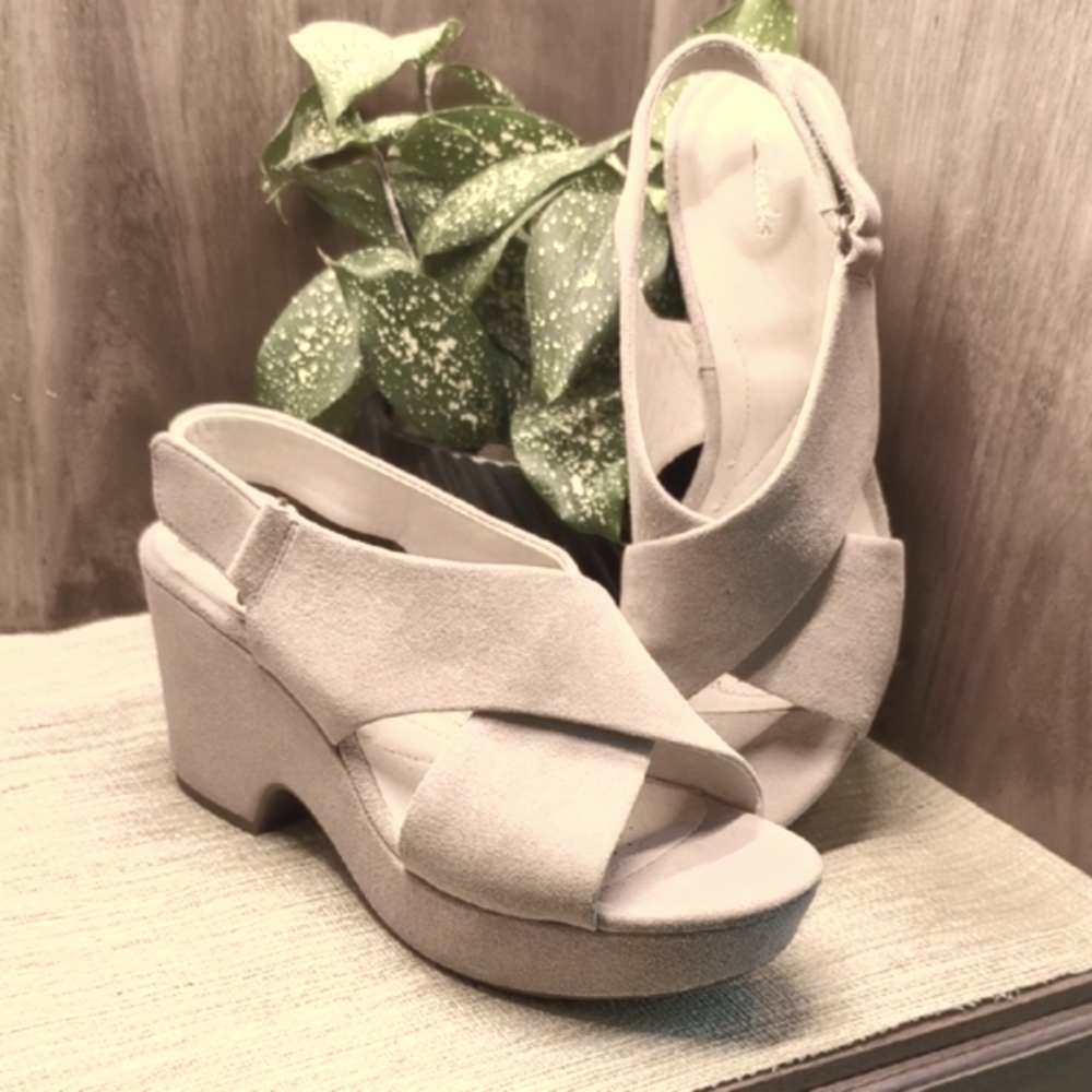 Clarks Women's Tan Wedge Sandals